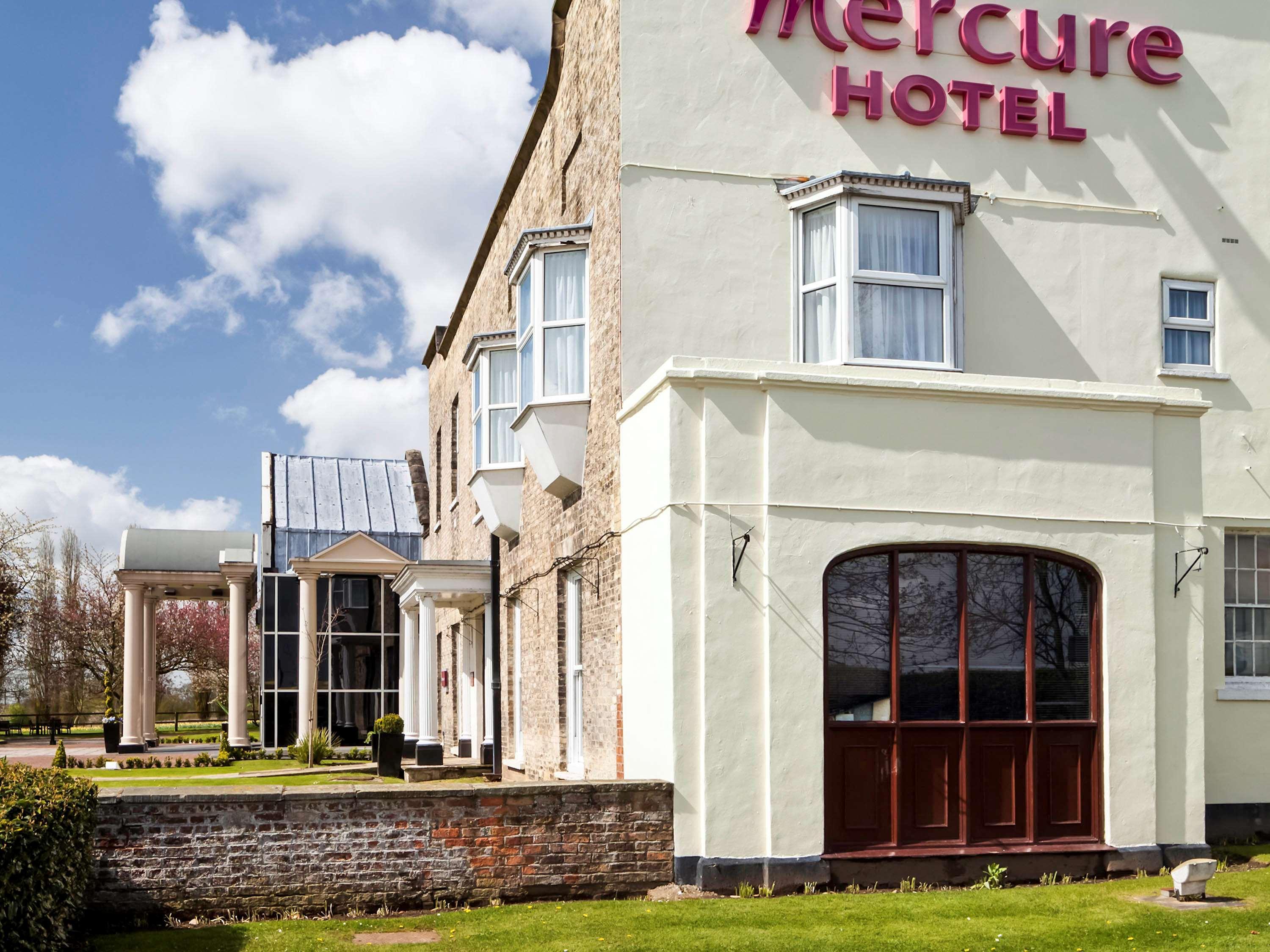 Mercure York Fairfield Manor Hotel Exterior photo