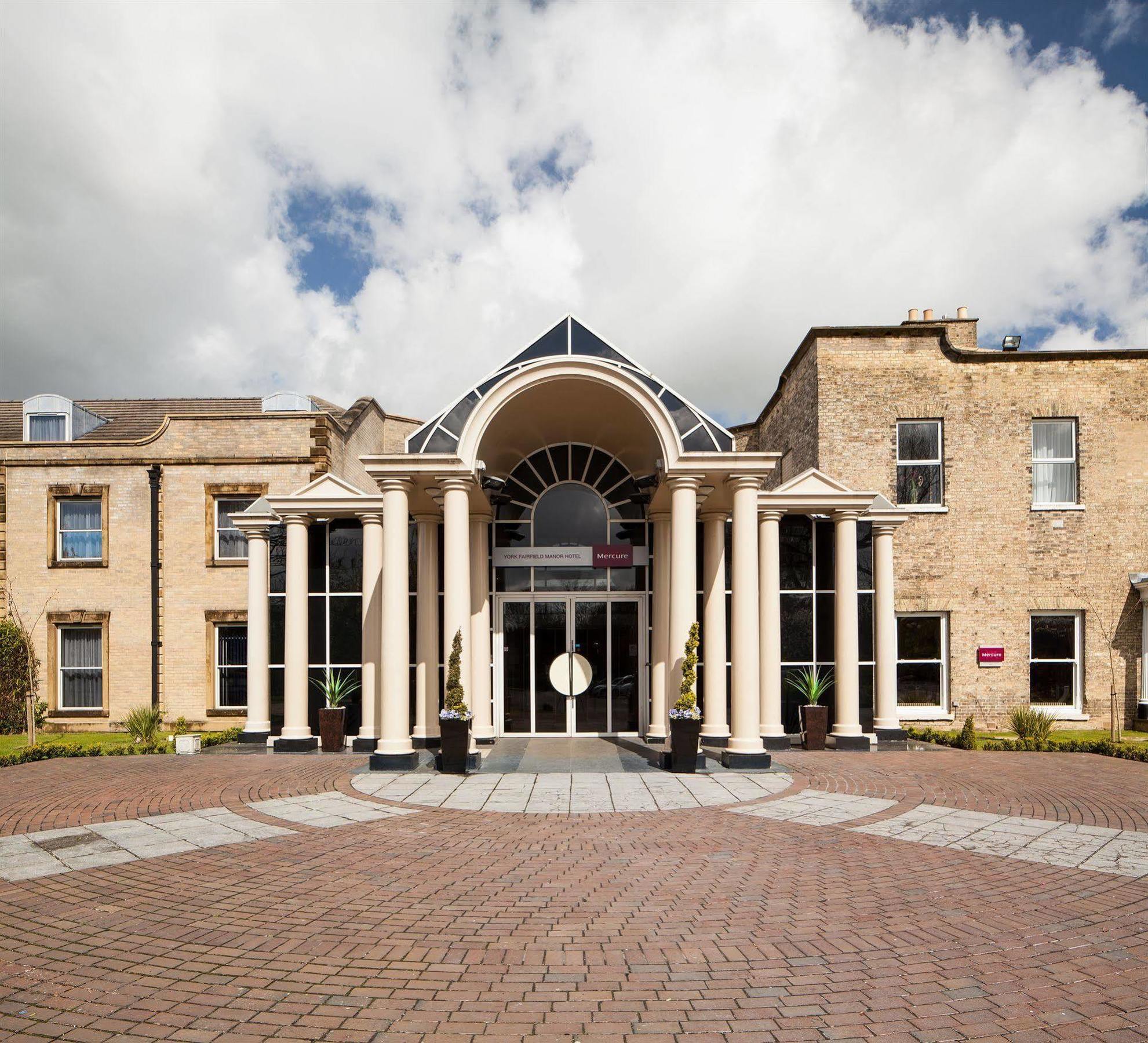 Mercure York Fairfield Manor Hotel Exterior photo